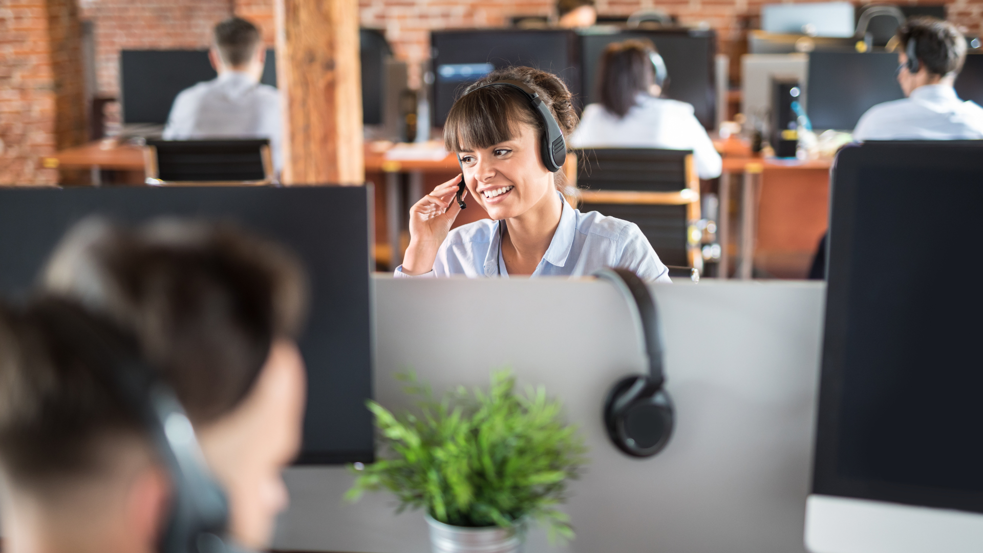 Woman working at a helpdesk.